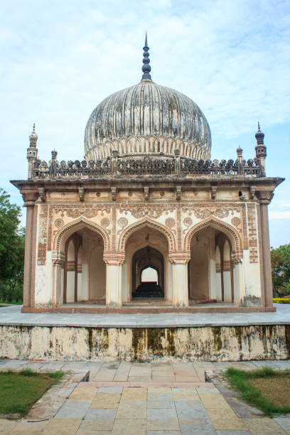 historic tomb building with landscaped garden in qutb shahi archaeological park, hyderabad, india - qutub imagens e fotografias de stock