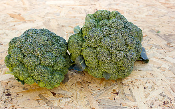 Broccoli Broccoli on wooden background broccoli crowns stock pictures, royalty-free photos & images