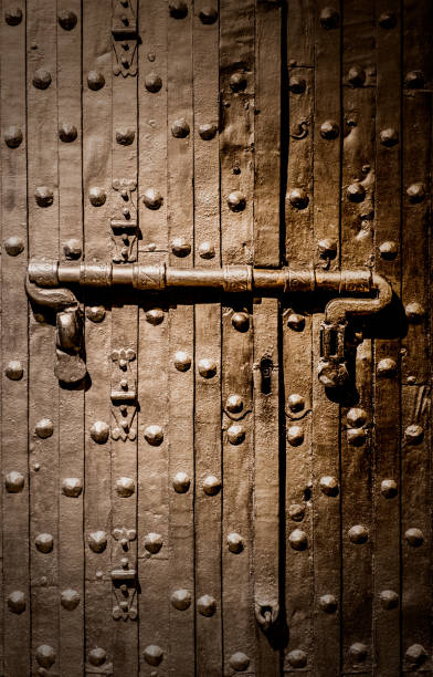 porta medievale pesantemente tempestata con bullone massiccio nel centro storico di dubrovnik, croazia - shutter unhygienic ancient old foto e immagini stock