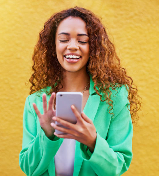 Beauty, phone and black woman isolated on yellow background for online search, makeup blog or fashion color tips. Young model or person typing on mobile app or smartphone for happy sale or discount belleza, teléfono y mujer negra aislada sobre fondo amarillo para búsqueda en línea, blog de maquillaje o consejos de color de moda. modelo joven o persona que escribe en la aplicación móvil o teléfono inteligente para una venta feliz o descuento