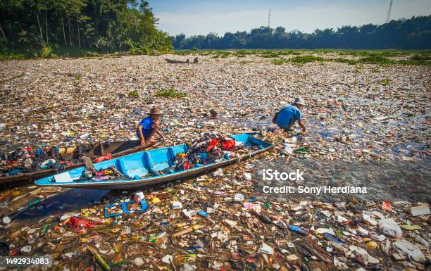 Orangorang Mengumpulkan Sampah Yang Dapat Didaur Ulang Dan Diperdagangkan Dari Lautan Sampah Di Sungai Citarum Salah Satu Sungai Yang Tercemar Di Bandung Jawa Barat Indonesia Foto Stok - Unduh Gambar Sekarang