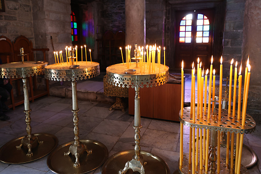 パナギアエカトンタピリアーニまたは百門の聖母教会での祈りのろうそくパリキアパロスキクラデス諸島ギリシャ ギリシャのストックフォトや画像を