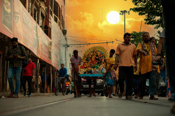 devi durga going to puja pandal - sculpture clay human face human head imagens e fotografias de stock