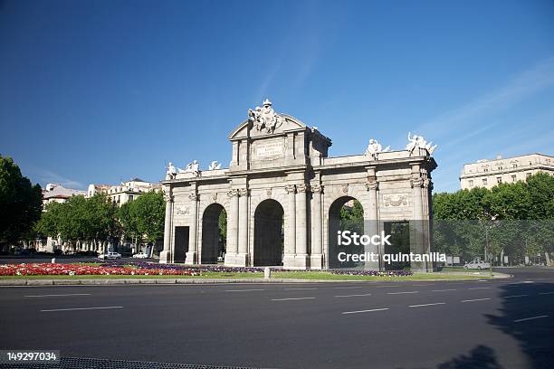 Porta De Alcalá Square - Fotografias de stock e mais imagens de Porta de Alcalá - Porta de Alcalá, Madrid, Alfalto