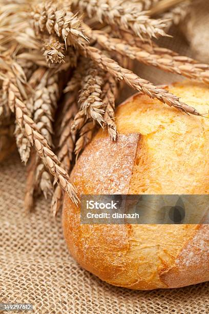 Frisches Weizenbrot Auf Leinwand Stockfoto und mehr Bilder von Baguette - Baguette, Braun, Brotsorte