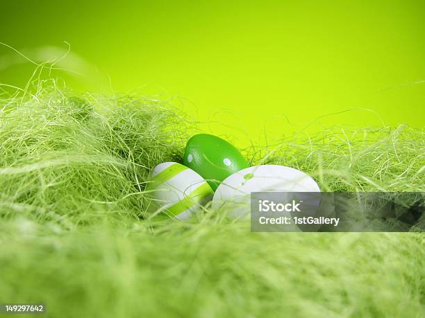 Ostern Nest Mit Grünem Hintergrund Stockfoto und mehr Bilder von Dekoration - Dekoration, Ei, Farbbild