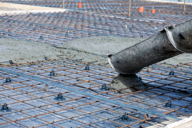 istock Concrete machine merges concrete into reinforcing mesh. 1492981007
