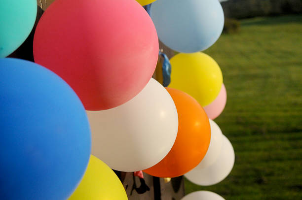 los globos multicolores en pared - rubber dart fotografías e imágenes de stock