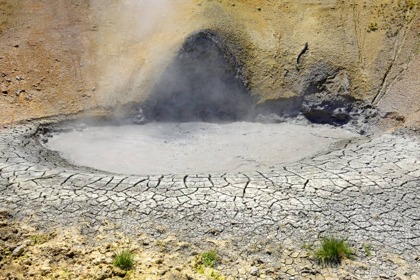 vulcano di fango, area del vulcano di fango, parco nazionale di yellowstone, usa, patrimonio mondiale dell'unesco - natural basin foto e immagini stock