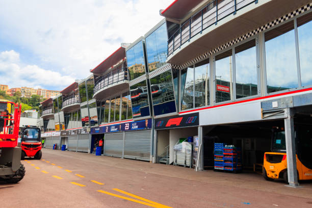 pit lane do grande prêmio de mônaco de fórmula 1 em monte carlo, mônaco - formula one racing monaco motor racing track grand prix - fotografias e filmes do acervo