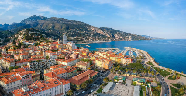 luftaufnahme bunte altstadt menton und meer. côte d'azur, frankreich - cannes french riviera france beach stock-fotos und bilder