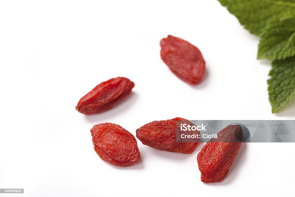 Rojo goji frutos secos sobre blanco, primer plano - Foto de stock de Alimento libre de derechos