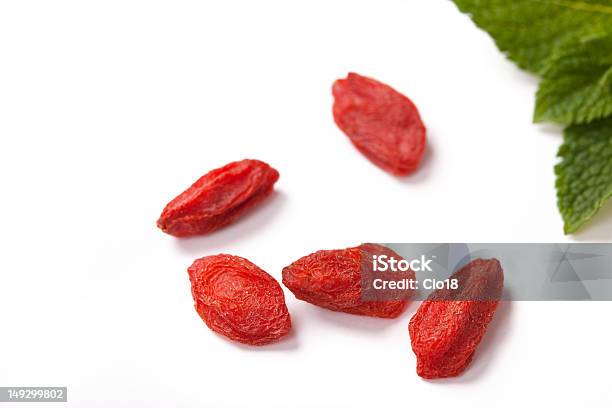 Foto de Vermelho Frutos Goji Sobre Branco Seco Close Up e mais fotos de stock de Alimentação Saudável - Alimentação Saudável, Antioxidante, Baga - Fruta