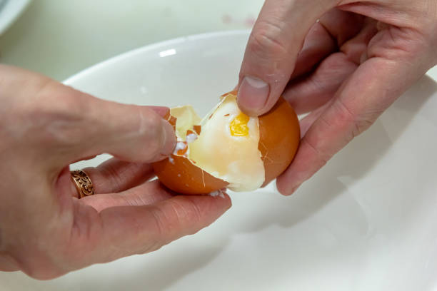istock use rubber band cut boil egg, quick way to cut boil egg, kitchen tips 1492998584