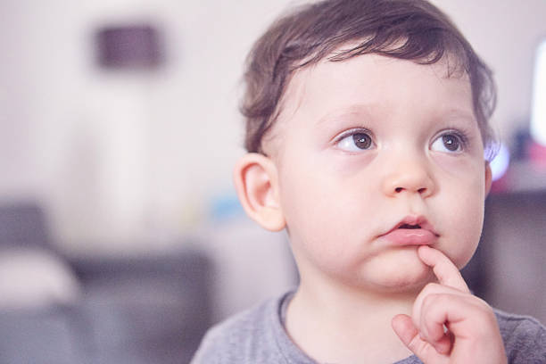 vista de un niño pequeño - finger in mouth fotografías e imágenes de stock