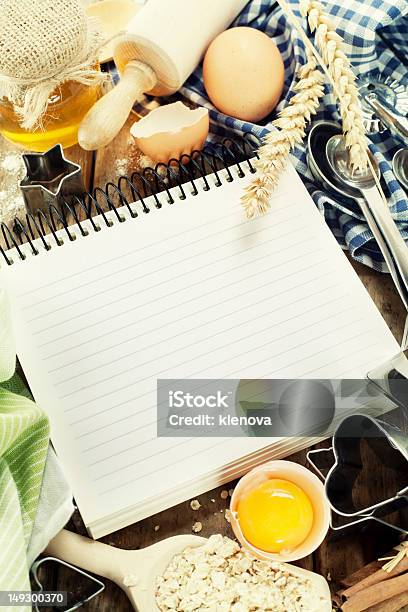 Aprire Il Notebook E Ingredienti Freschi - Fotografie stock e altre immagini di Farina - Farina, Simbolo di cuore, Alimentazione sana