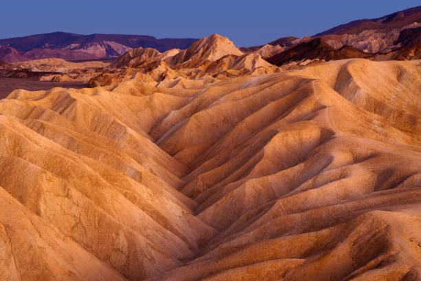 formation rocheuse de zabriskie point crêtes - point de pression photos et images de collection