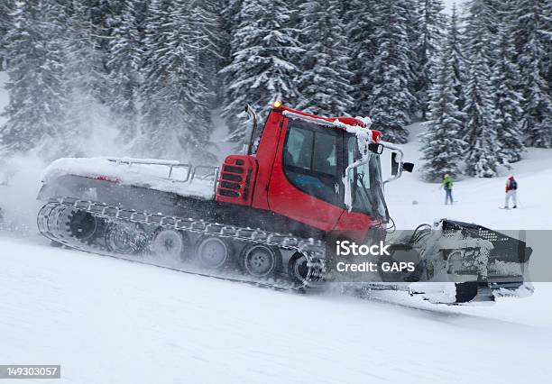 Removedor De Neve Preparar As Encostas De Esqui - Fotografias de stock e mais imagens de Ao Ar Livre - Ao Ar Livre, Buldózer, Desporto de Inverno