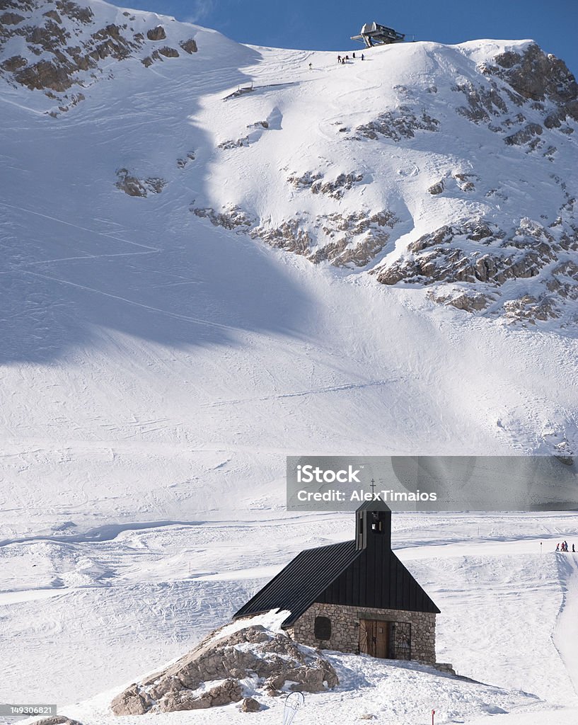 Lonely iglesia en la Zugspitze, Alemania - Foto de stock de Aire libre libre de derechos