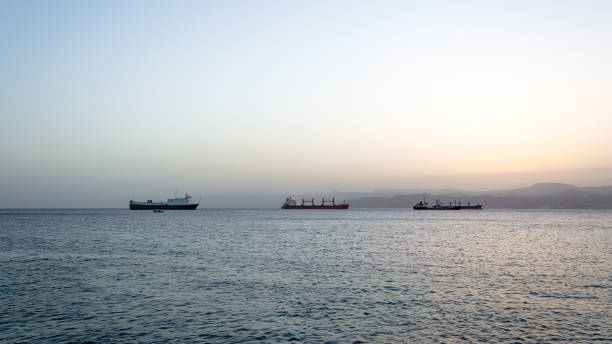 sonniger nachmittag am strand von aqaba, jordanien - travel nautical vessel commercial dock pier stock-fotos und bilder
