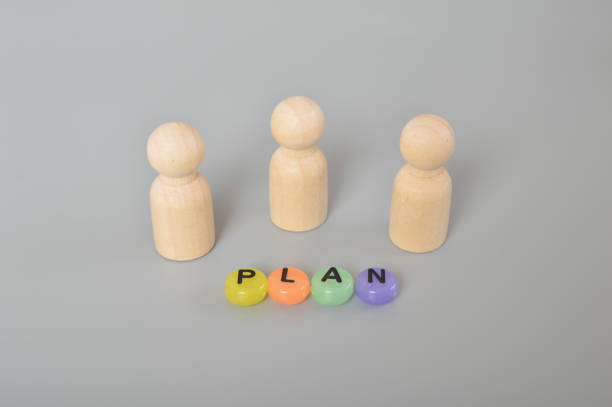 Wooden figures with text plan. Project management time planning in the business realm, symbolized by the interplay of gears and the diligent guidance of a businessman. Implementing business process management and automated workflow figuras de madera con plano de texto. planificación del tiempo de gestión de proyectos en el ámbito empresarial, simbolizada por la interacción de engranajes y la guía diligente de un hombre de negocios. implementación de la gestión de procesos de n