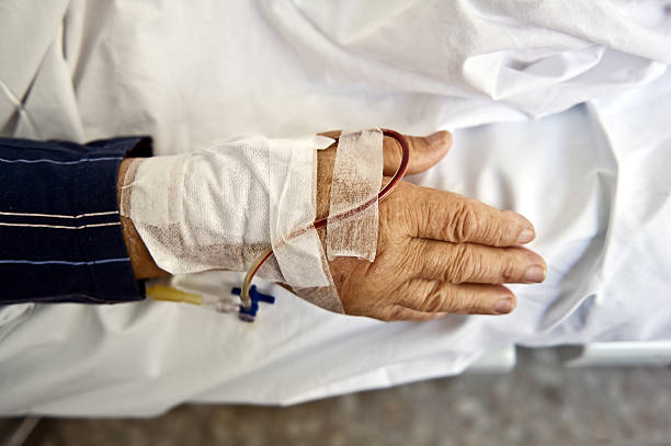 рука с iv - infused oil iv drip nurse hospital стоковые фото и изображения