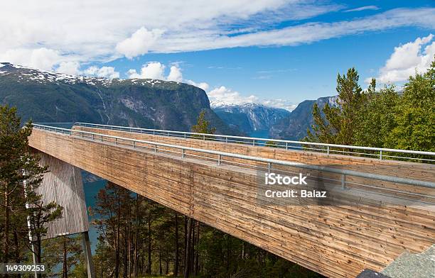 Aurlandstegastein Punto De Noruega Foto de stock y más banco de imágenes de Aire libre - Aire libre, Aurland, Aurlandsfjord