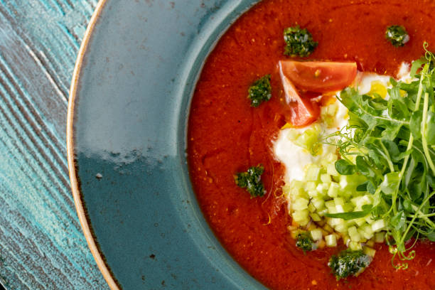 sopa caliente de tomate fresco con pesto, verduras y microverduras - vegitables in kitchen fotografías e imágenes de stock