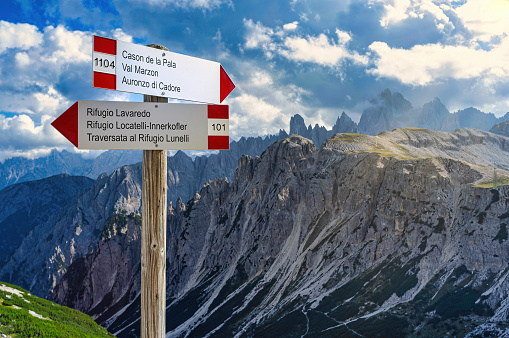 15 september 2018: Sud Tirolo, Italy: Signage indicating mountain trails to the Locatelli refuge and Lavaredo refuge in the Italian Dolomites.