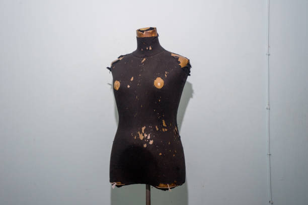 istock Worn-out mannequin model female big size no hand 1493121098