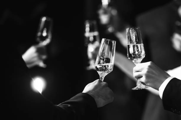 формальный салют с флейтой шампанского в черно-белом цвете - toast women white horizontal стоковые фото и изображения