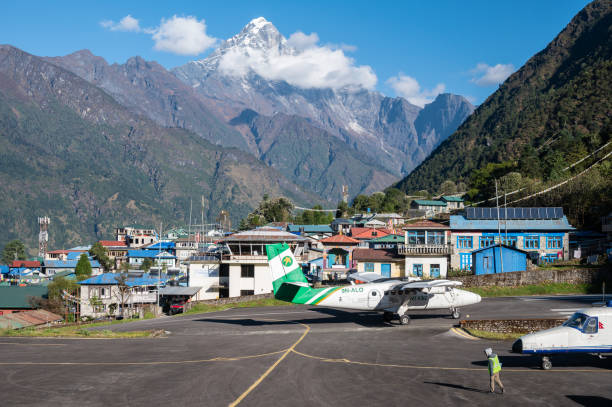 airplane parking and preparation for take off in lukla airport in nepal. - lukla imagens e fotografias de stock