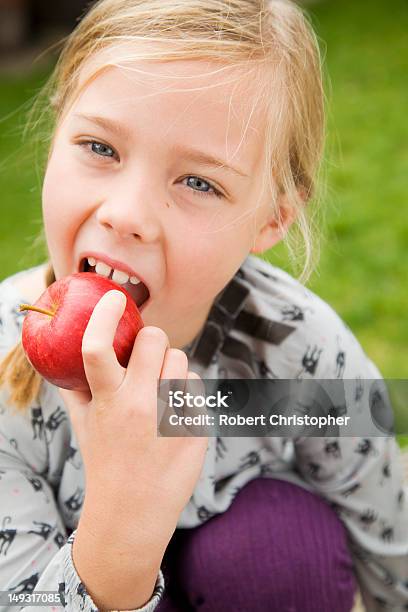 여자아이 후르트 야외 식사 6-7 살에 대한 스톡 사진 및 기타 이미지 - 6-7 살, 건강한 생활방식, 건강한 식생활