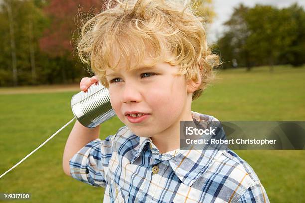 Foto de Menino Brincando Com O Telefone De Lata e mais fotos de stock de Telefone - Telefone, Fora De Moda - Estilo, Brincar