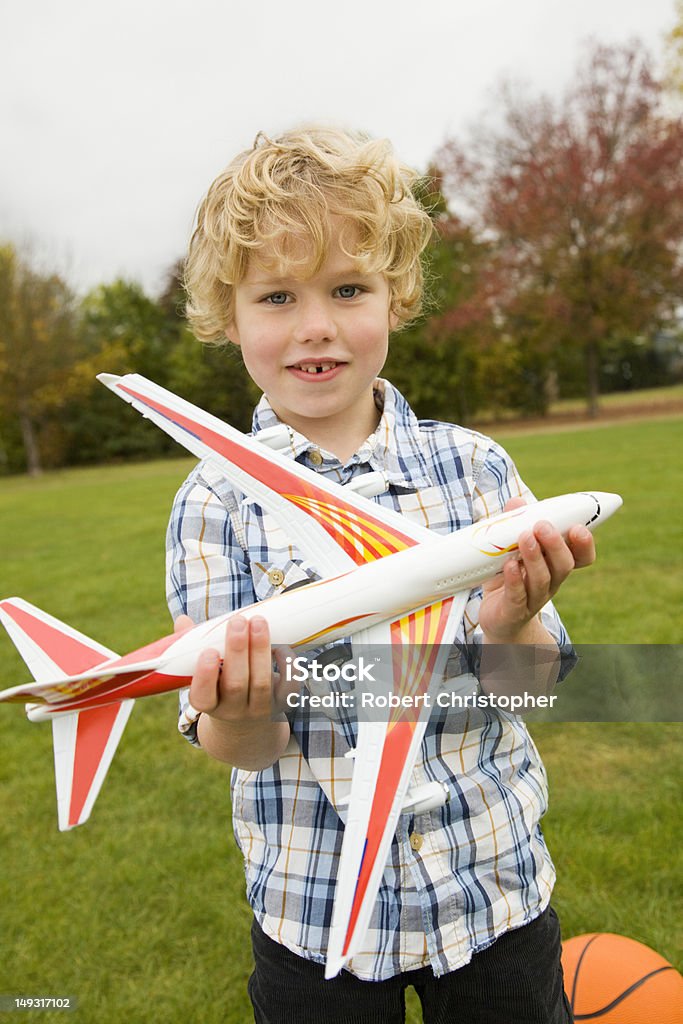 Menino brincando com o avião de brinquedo ao ar livre - Royalty-free 4-5 Anos Foto de stock