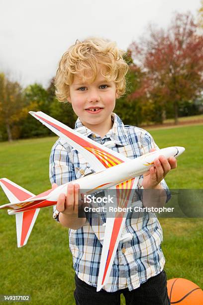 Menino Brincando Com O Avião De Brinquedo Ao Ar Livre - Fotografias de stock e mais imagens de 4-5 Anos