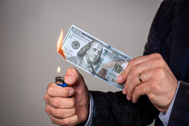 person burning a hundred dollar bill. - money to burn fotos imagens e fotografias de stock