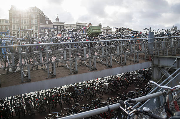 der stadt fahrräder geparkt auf gehweg - @jackstar stock-fotos und bilder
