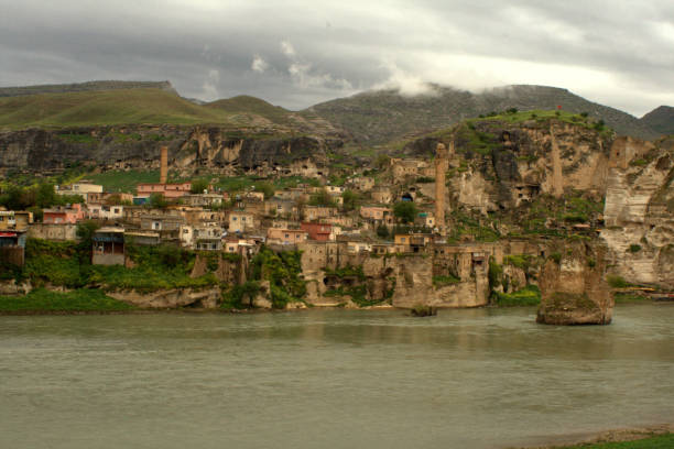 старый город хасанкейф1 - hasankeyf стоковые фото и изображения