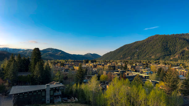 вид с воздуха на кетчум, штат айдахо, весной - sun valley idaho стоковые фото и изображения