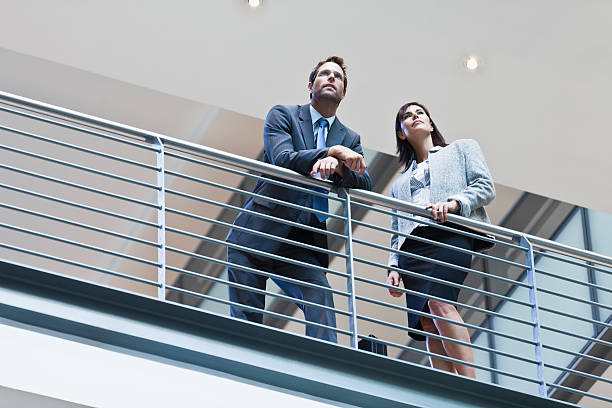 las personas de negocios hablando en el balcón - leaning forward fotografías e imágenes de stock