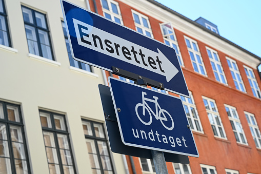 One way signs except for bicycles written in Danish