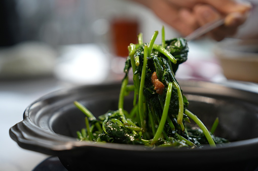 Garnish steamed spinach
