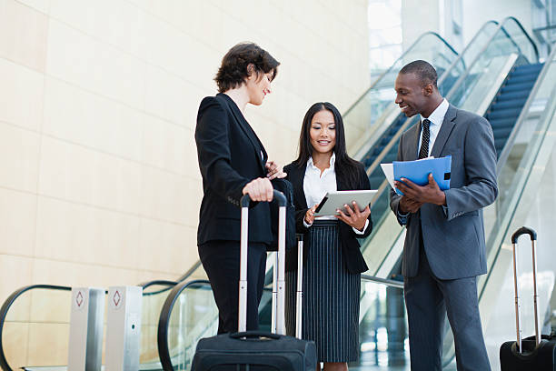 ludzie biznesu mówić w lobby - travel airport business people traveling zdjęcia i obrazy z banku zdjęć