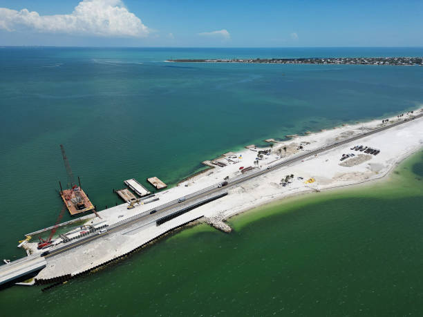 construcción en el puente causeway - carretera sobre agua fotografías e imágenes de stock