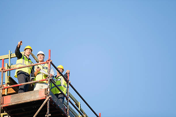 trabalhadores em andaimes em pé no local - scaffolding - fotografias e filmes do acervo