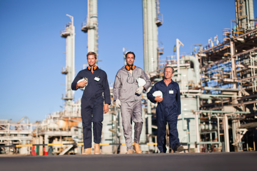 Trabajadores pasos en la refinería de petróleo photo