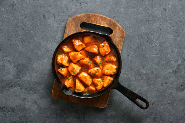 istock Sweet and spicy chicken bites with sauce 1493212714