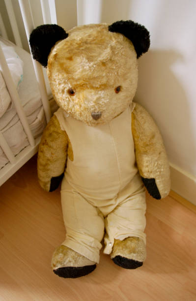 istock Vintage old large stuffed teddy bear sitting on the floor 1493220868