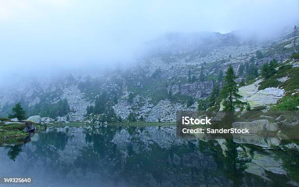 Nublado Lago Foto de stock y más banco de imágenes de Agua - Agua, Aire libre, Alpes Europeos